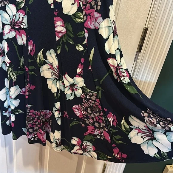 NWT Premise sleeveless Hibiscus Floral dress with a v- neck 95% Rayon 5% Spandex - Picture 7 of 9